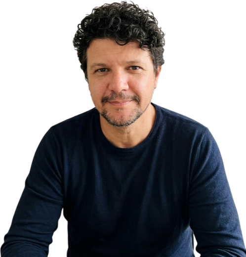 Ton Cavalcanti, recortado sobre o fundo